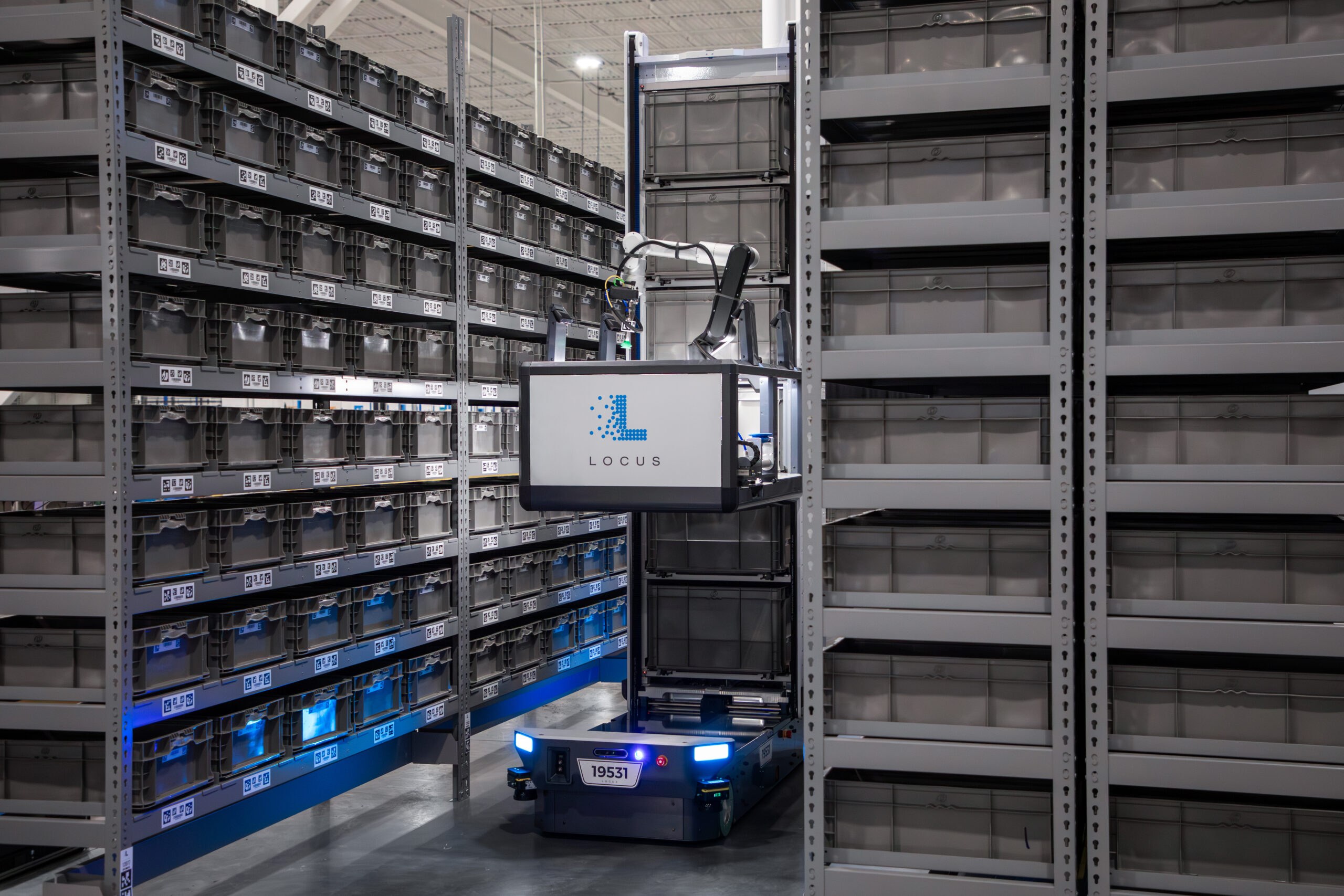 Robot de Locus trabajando entre estanterías de almacén