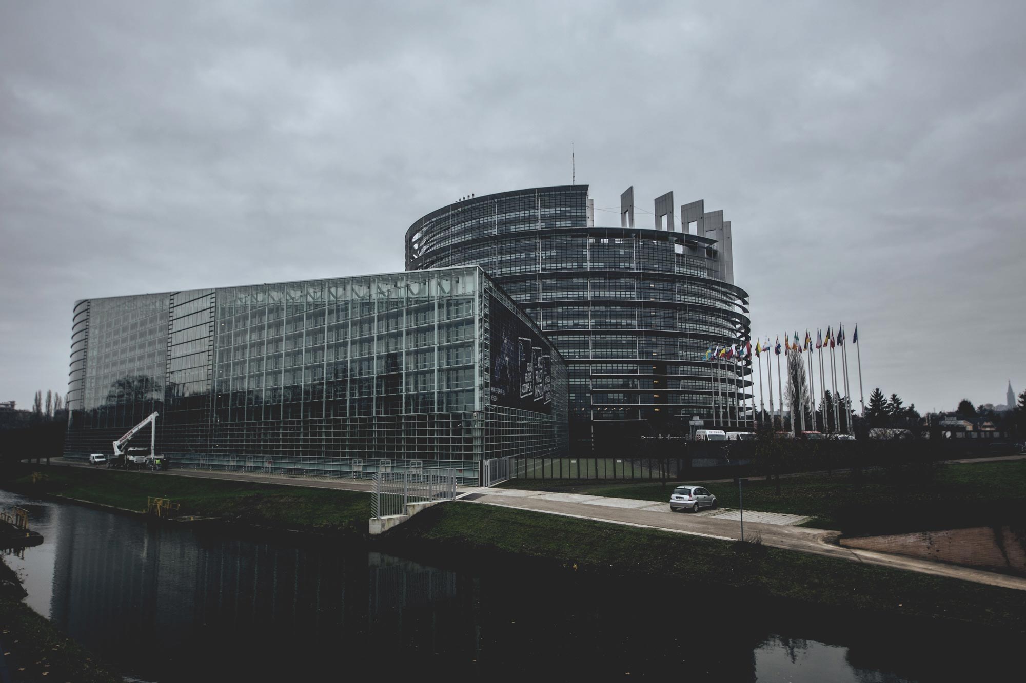 El edificio del Parlamento Europeo en Estrasburgo junto al río